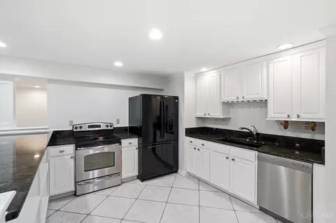 Kitchen - 2780 Walsh Rd, Cincinnati, OH 45208 photo 8 of 9