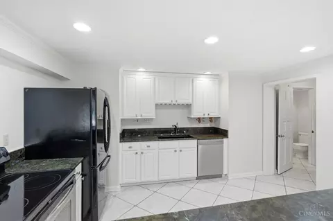 Kitchen - 2780 Walsh Rd, Cincinnati, OH 45208 photo 9 of 9