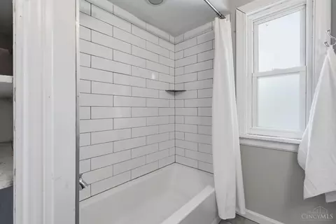 Bath - 3410 Oakview Pl, Cincinnati, OH 45209 photo 2 of 2