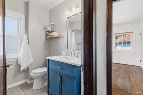 Bath - 3410 Oakview Pl, Cincinnati, OH 45209 photo 1 of 2