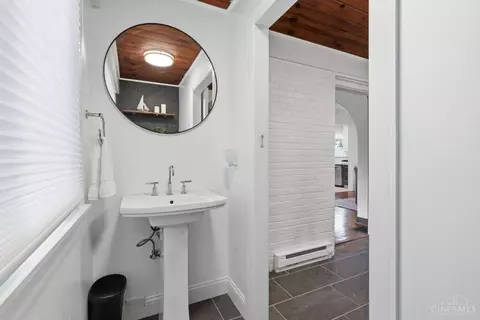 Entry Way - 3410 Oakview Pl, Cincinnati, OH 45209 photo 1 of 2