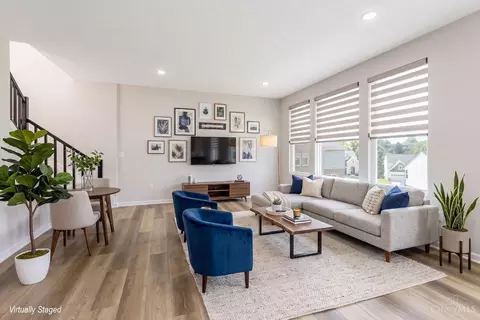 Living - 1291 Heather Rdg, Cincinnati, OH 45233 photo 1 of 7