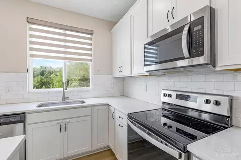 Kitchen - 1291 Heather Rdg, Cincinnati, OH 45233 photo 6 of 7