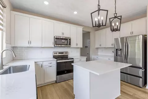Kitchen - 1291 Heather Rdg, Cincinnati, OH 45233 photo 5 of 7