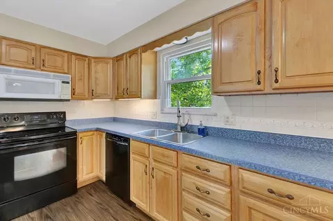 Kitchen - 9800 Delray Dr, Montgomery, OH 45242 photo 2 of 7
