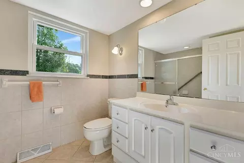 Bath - 9800 Delray Dr, Montgomery, OH 45242 photo 2 of 3