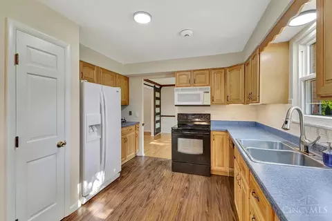 Kitchen - 9800 Delray Dr, Montgomery, OH 45242 photo 4 of 7