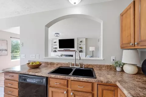 Kitchen - 5236 Crested Owl Ct, Morrow, OH 45152 photo 3 of 4