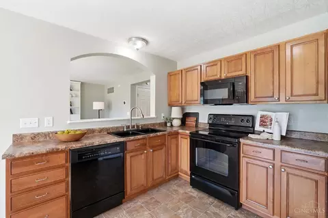 Kitchen - 5236 Crested Owl Ct, Morrow, OH 45152 photo 2 of 4
