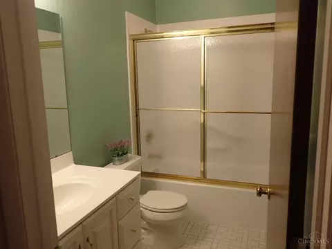 Bath - 688 Buff Ct, Cincinnati, OH 45231 photo 2 of 4