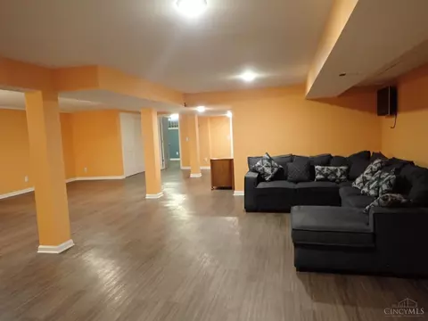 Living - 688 Buff Ct, Cincinnati, OH 45231 photo 5 of 6