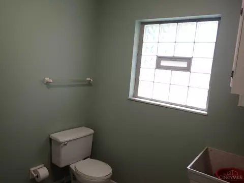 Bath - 688 Buff Ct, Cincinnati, OH 45231 photo 3 of 4