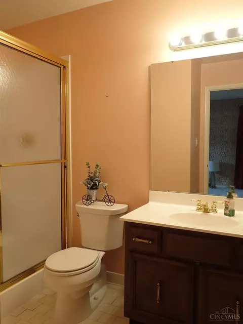 Bath - 688 Buff Ct, Cincinnati, OH 45231 photo 1 of 4