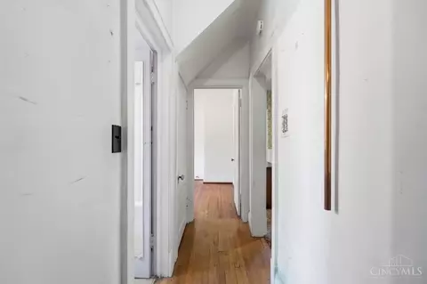 Entry Way - 7501 Ross Ave, Cincinnati, OH 45237 photo 2 of 3