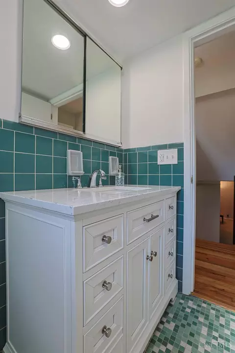Bath - 8608 Zenith Ct, Cincinnati, OH 45231 photo 3 of 5