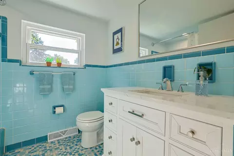 Bath - 8608 Zenith Ct, Cincinnati, OH 45231 photo 4 of 5