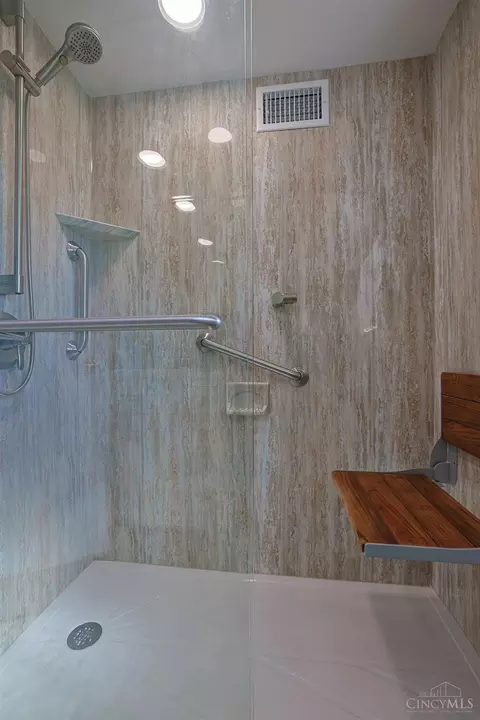 Bath - 8608 Zenith Ct, Cincinnati, OH 45231 photo 2 of 5