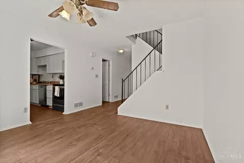 Living - 279 Jonathan Ct, Cincinnati, OH 45255 photo 1 of 4