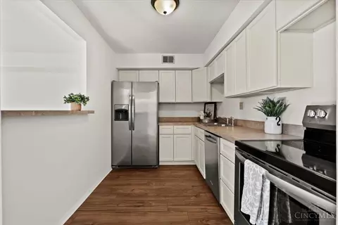 Kitchen - 279 Jonathan Ct, Cincinnati, OH 45255 photo 1 of 1