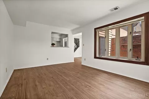 Living - 279 Jonathan Ct, Cincinnati, OH 45255 photo 2 of 4