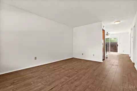 Living - 279 Jonathan Ct, Cincinnati, OH 45255 photo 4 of 4
