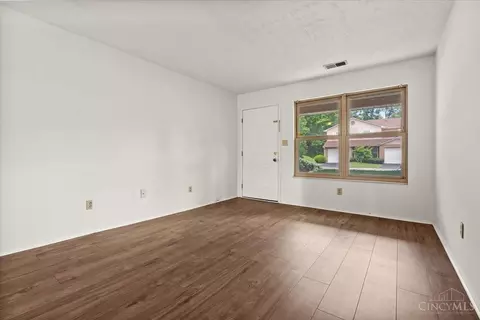 Living - 279 Jonathan Ct, Cincinnati, OH 45255 photo 3 of 4