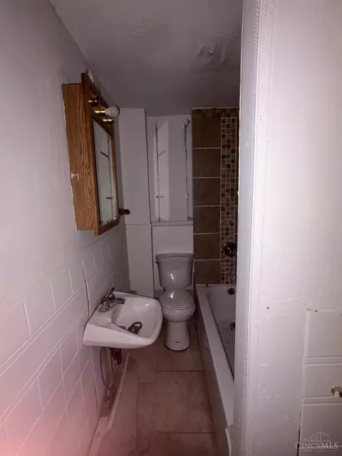 Bath - 1612 Gilsey Ave, Cincinnati, OH 45205 photo 1 of 1