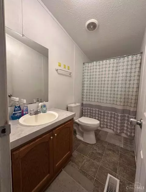 Bath - 1000 Locust Rd, Hillsboro, OH 45133 photo 1 of 1