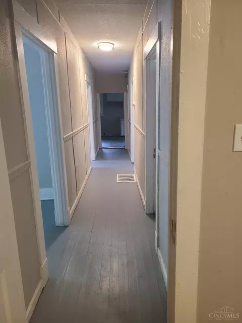 Entry Way - 1729 Pulte St, Cincinnati, OH 45225 photo 1 of 2