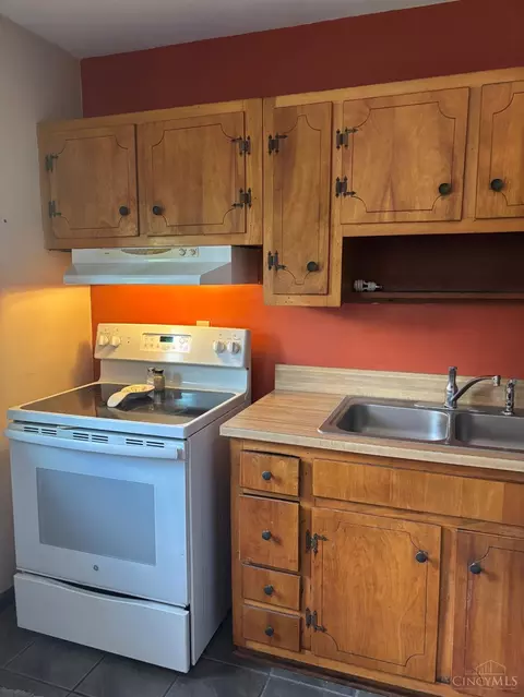 Kitchen - 2764 Cornwall Dr, Cincinnati, OH 45231 photo 2 of 3