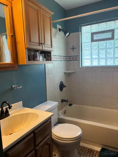 Bath - 2764 Cornwall Dr, Cincinnati, OH 45231 photo 3 of 3