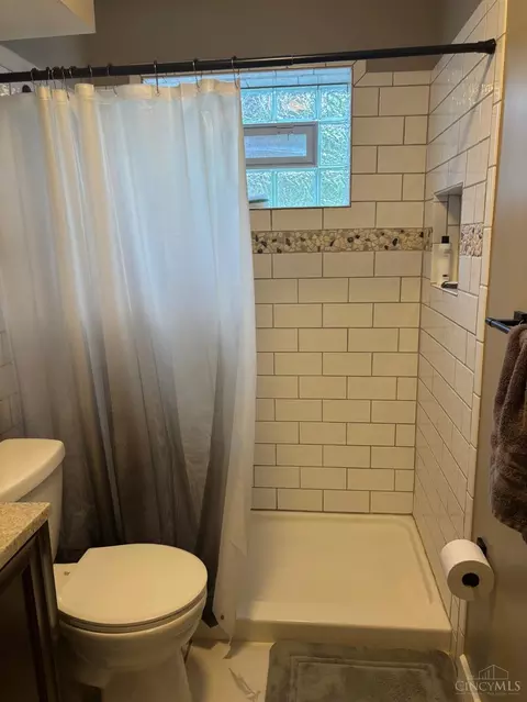 Bath - 2764 Cornwall Dr, Cincinnati, OH 45231 photo 2 of 3