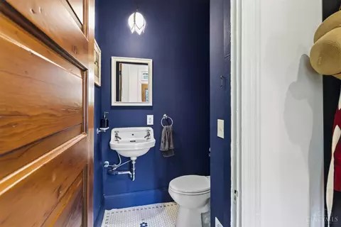 Bath - 1612 Dexter Ave, Cincinnati, OH 45206 photo 2 of 7