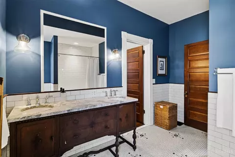 Bath - 1612 Dexter Ave, Cincinnati, OH 45206 photo 3 of 7
