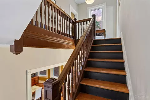 Entry Way - 1612 Dexter Ave, Cincinnati, OH 45206 photo 6 of 13