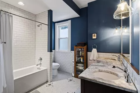 Bath - 1612 Dexter Ave, Cincinnati, OH 45206 photo 4 of 7