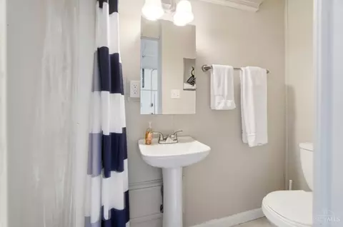 Bath - 6251 Crestview Pl, Cincinnati, OH 45230 photo 4 of 5