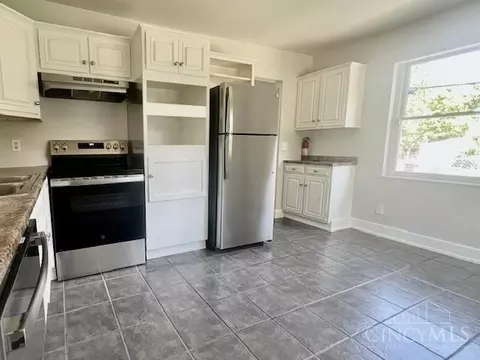 Kitchen - 190 Ivanhoe Ave, Cincinnati, OH 45233 photo 2 of 3