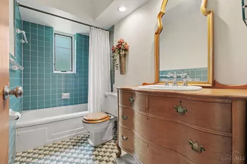 Bath - 8590 Lynnehaven Dr, Cincinnati, OH 45236 photo 2 of 2