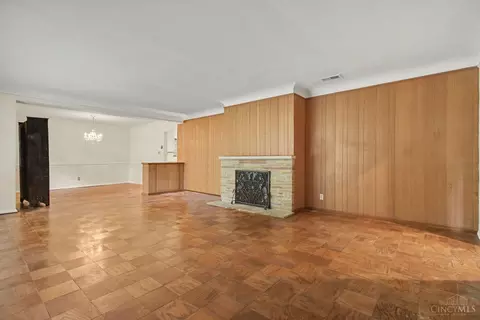 Living - 8590 Lynnehaven Dr, Cincinnati, OH 45236 photo 3 of 3