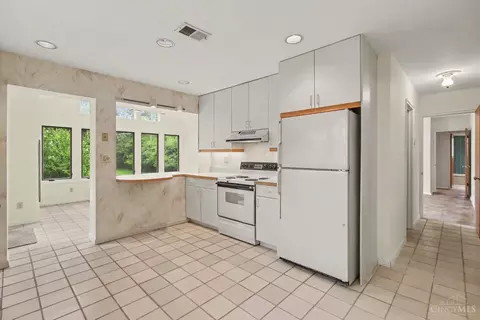 Kitchen - 8590 Lynnehaven Dr, Cincinnati, OH 45236 photo 4 of 4