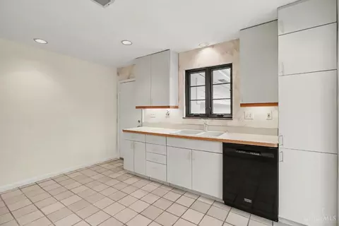Kitchen - 8590 Lynnehaven Dr, Cincinnati, OH 45236 photo 2 of 4