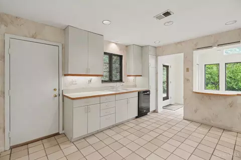 Kitchen - 8590 Lynnehaven Dr, Cincinnati, OH 45236 photo 3 of 4