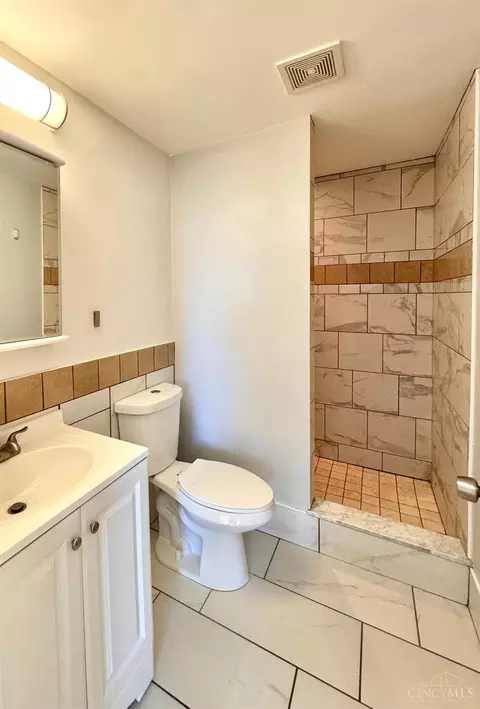 Bath - 226 Clifton Ave, Cincinnati, OH 45202 photo 1 of 2