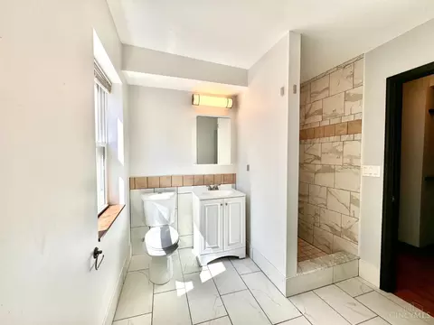 Bath - 226 Clifton Ave, Cincinnati, OH 45202 photo 2 of 2