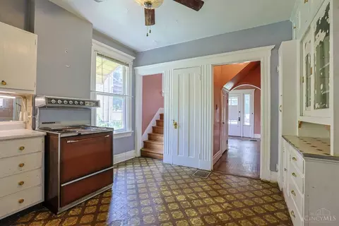 Entry Way - 2916 Harrison Ave, Cincinnati, OH 45211 photo 3 of 4