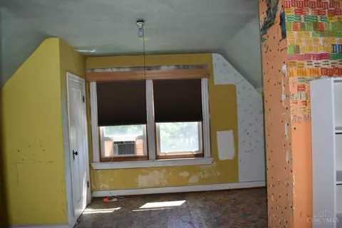 Bedroom - 3736 High Point Ave, Cincinnati, OH 45211 photo 4 of 9