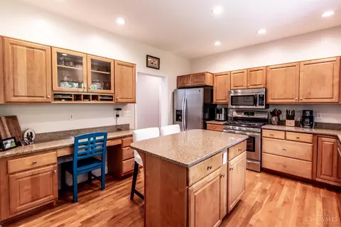 Kitchen - 252 Links View Dr, Hamilton Township, OH 45039 photo 3 of 5