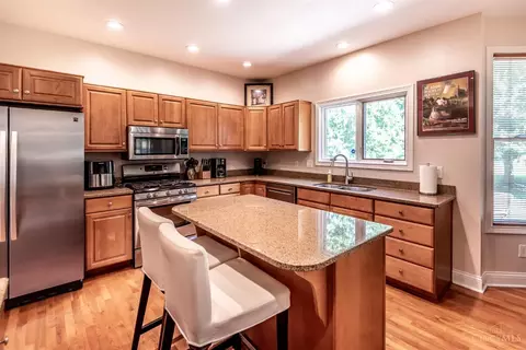 Kitchen - 252 Links View Dr, Hamilton Township, OH 45039 photo 2 of 5