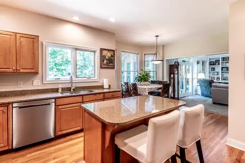 Kitchen - 252 Links View Dr, Hamilton Township, OH 45039 photo 5 of 5